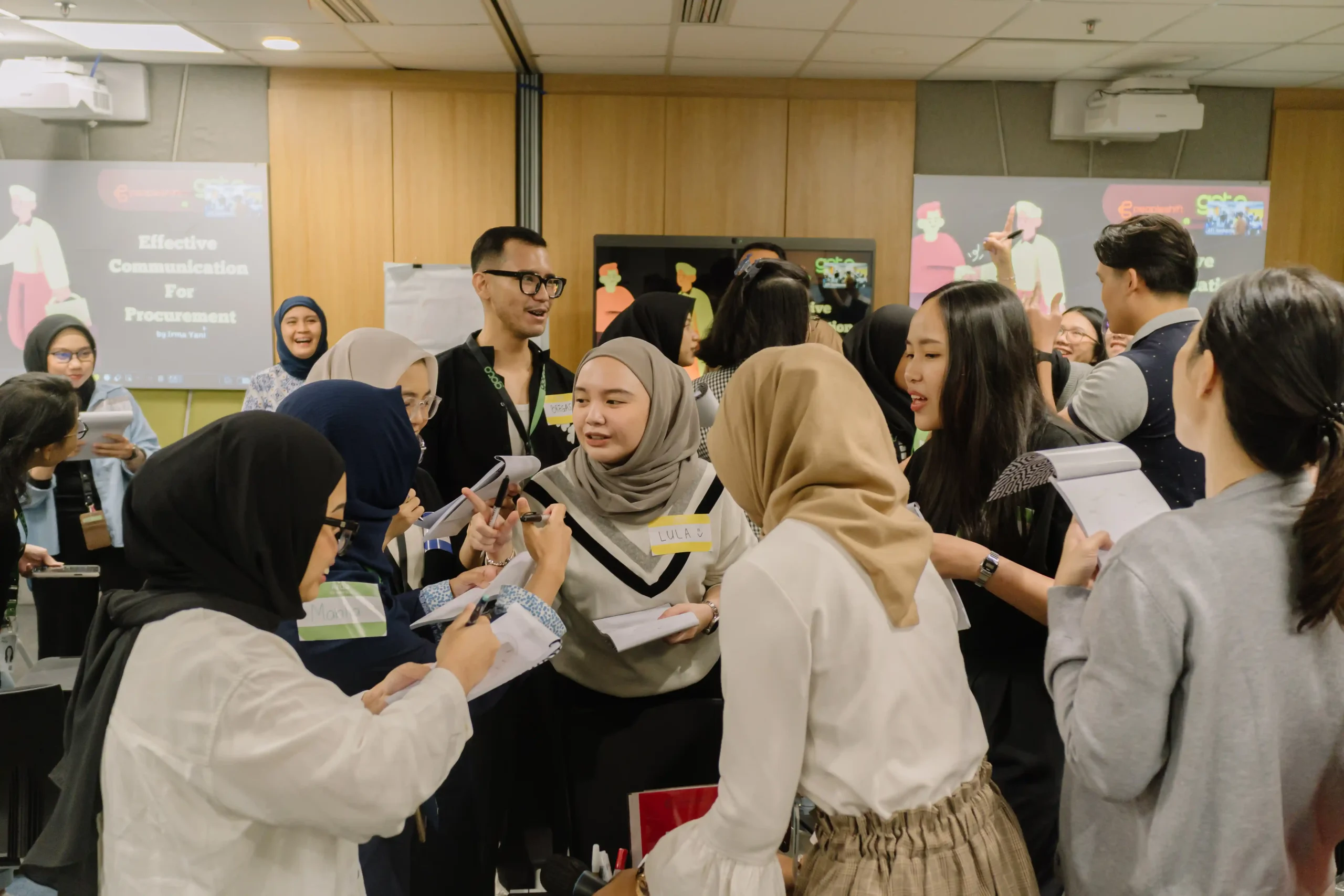 Tim aktif berdiskusi dalam workshop leadership dan kolaborasi PeopleShift